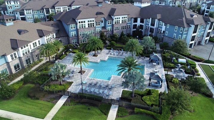 A Windermere FL Apartment POOL